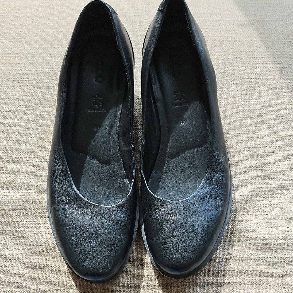 Ecco Black Leather Flats with Classic Design